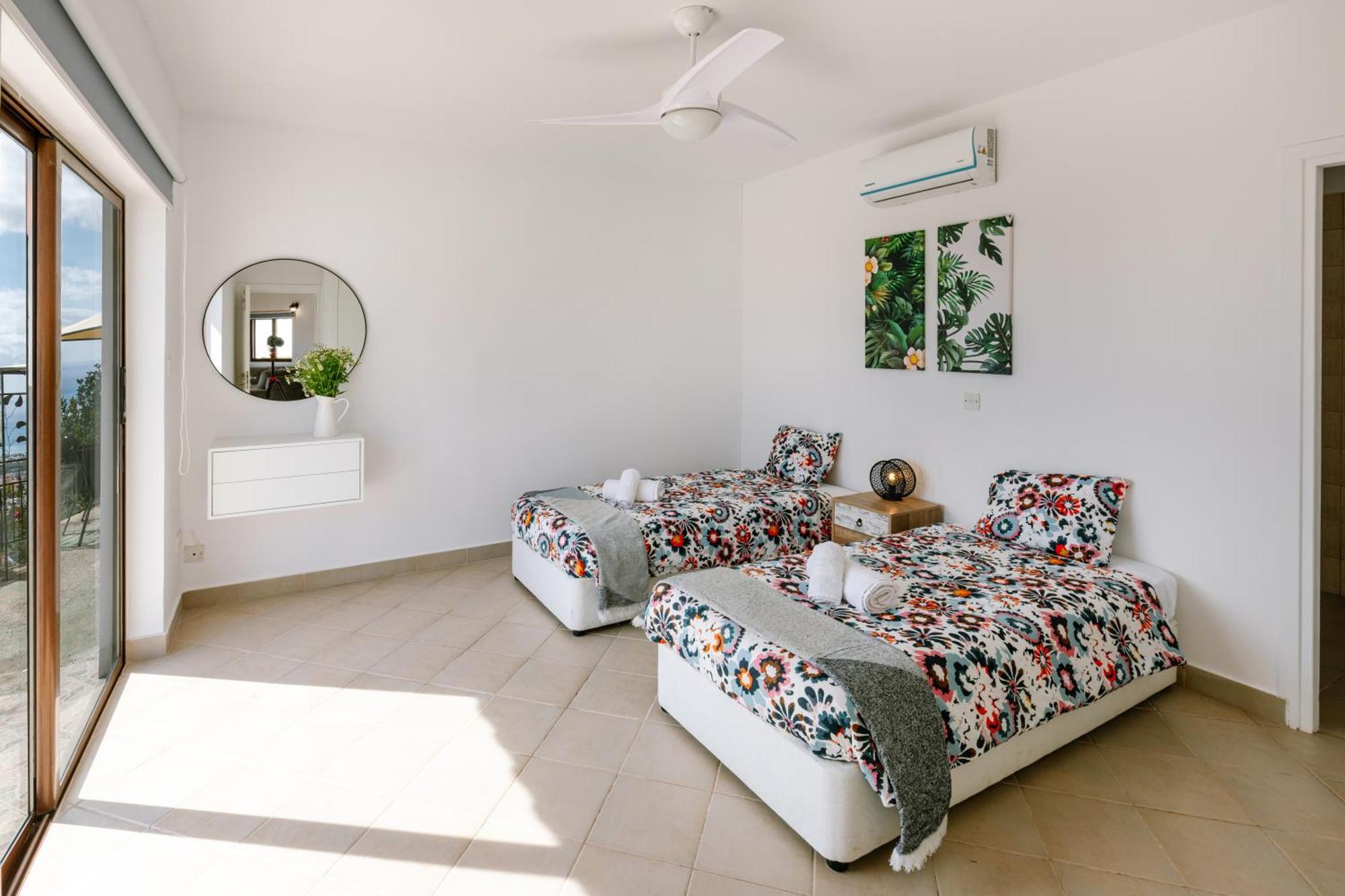Dom wakacyjny With Sea And Mountain Views, Private Pool, Garden, 3 Bedrooms In Tala Pafos