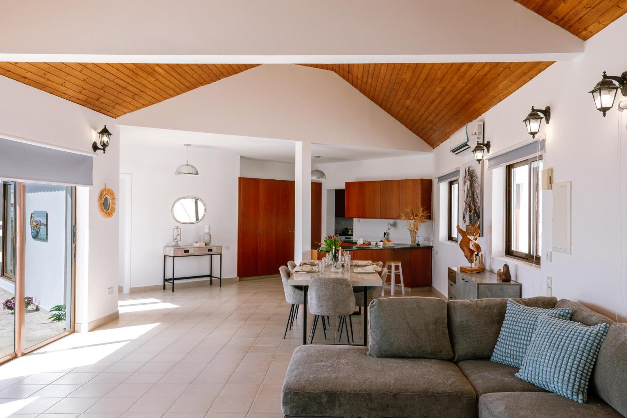With Sea And Mountain Views, Private Pool, Garden, 3 Bedrooms In Tala Dom wakacyjny